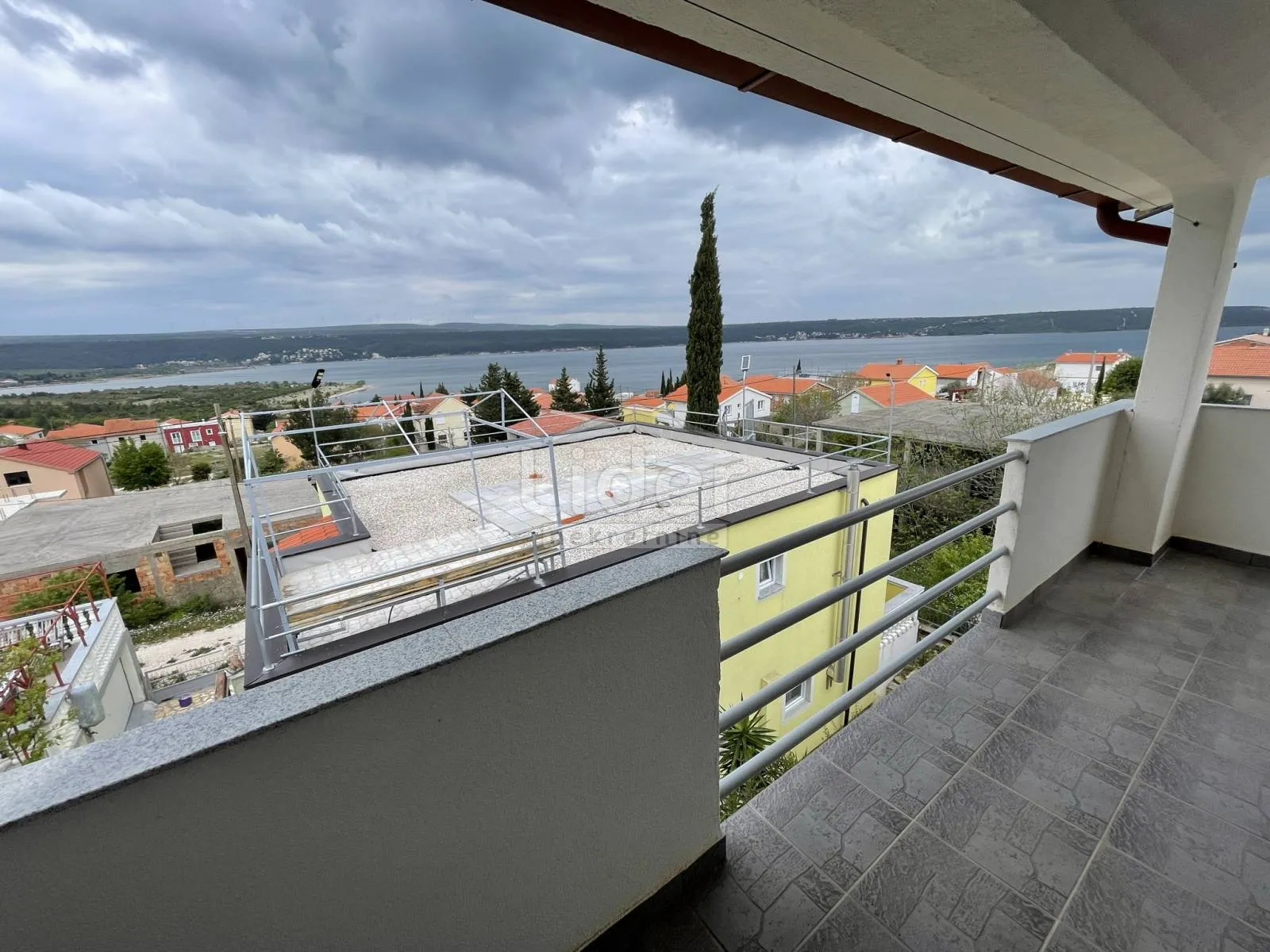 kuća sa 6 apartmana i pogledom na more - slika 20