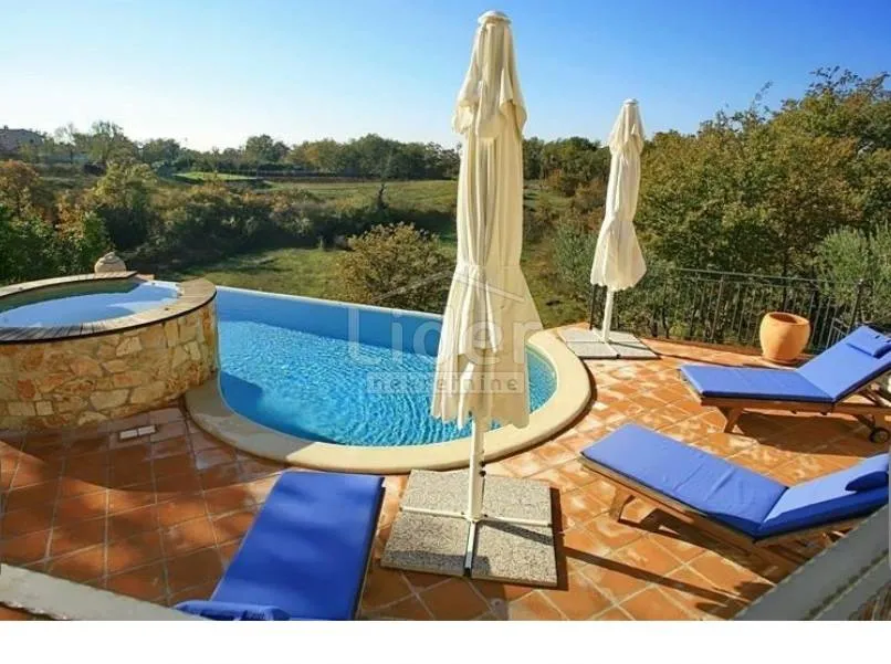 vila sa bazenom - slika 11