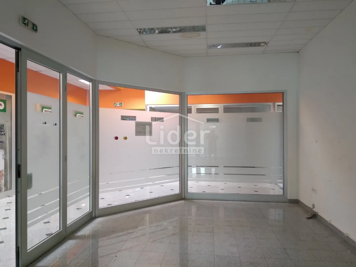 Poslovni Prostor -29m2,viškovo