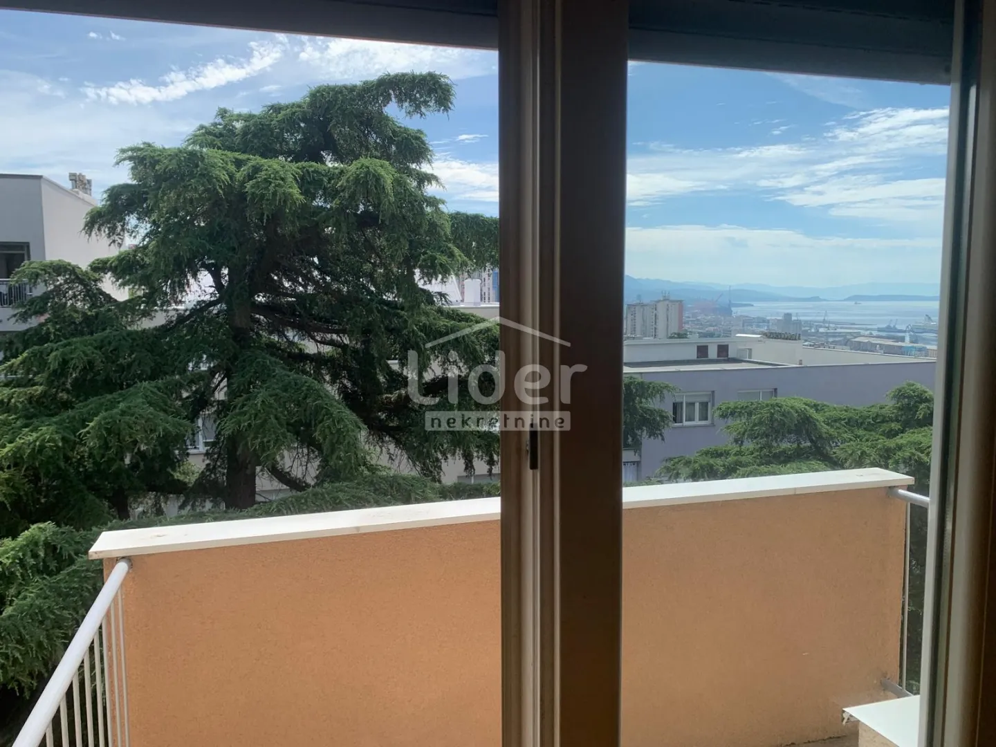 turnić 55 m2 balkon pogled! - slika 2