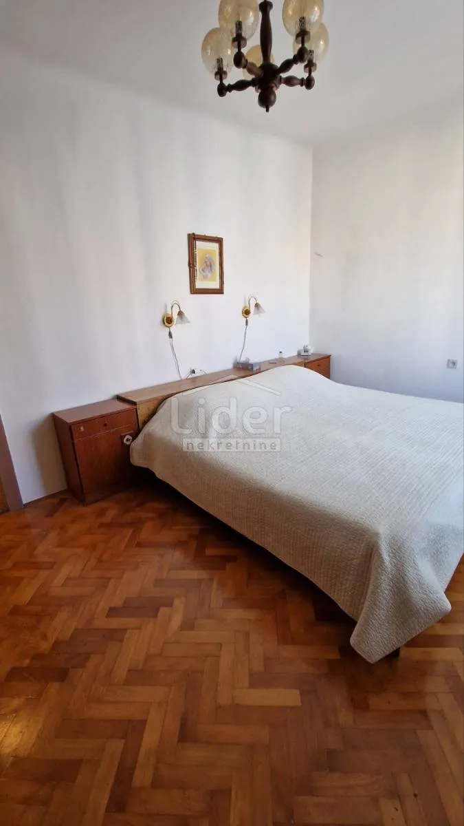 dvije samostojeće kuće u centru malog lošinja - slika 11