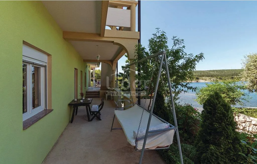 kuća sa 6 apartmana prvi red do mora - slika 26