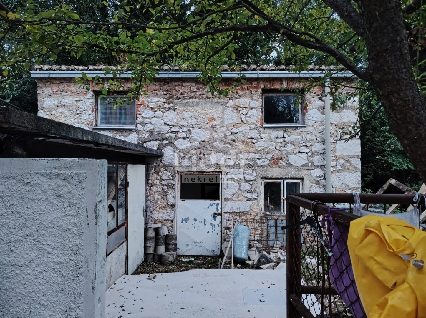 grižane dvije kamene kuće i kućica u mirnom okruženju - slika 34