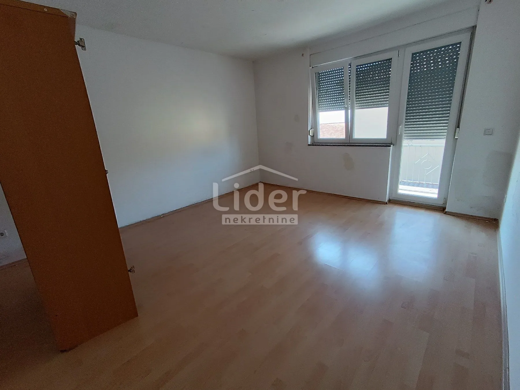 zamet kuća sa 4 stana, 1 zona, 385.000 € - slika 9