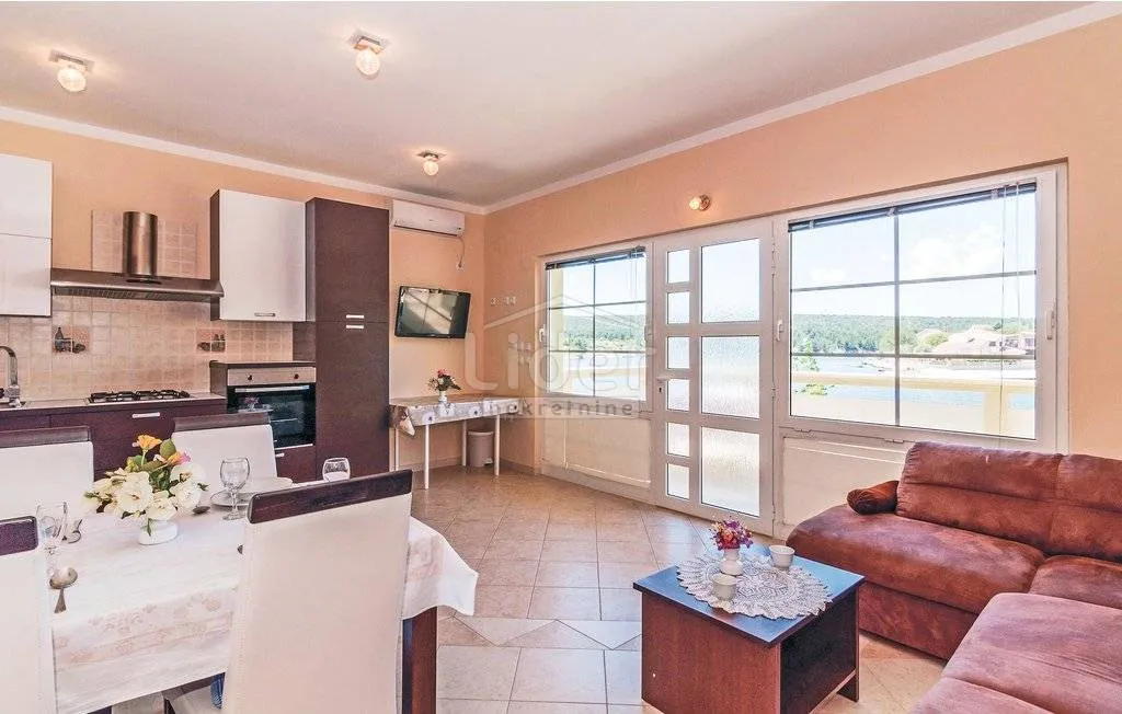 kuća sa 6 apartmana prvi red do mora - slika 16