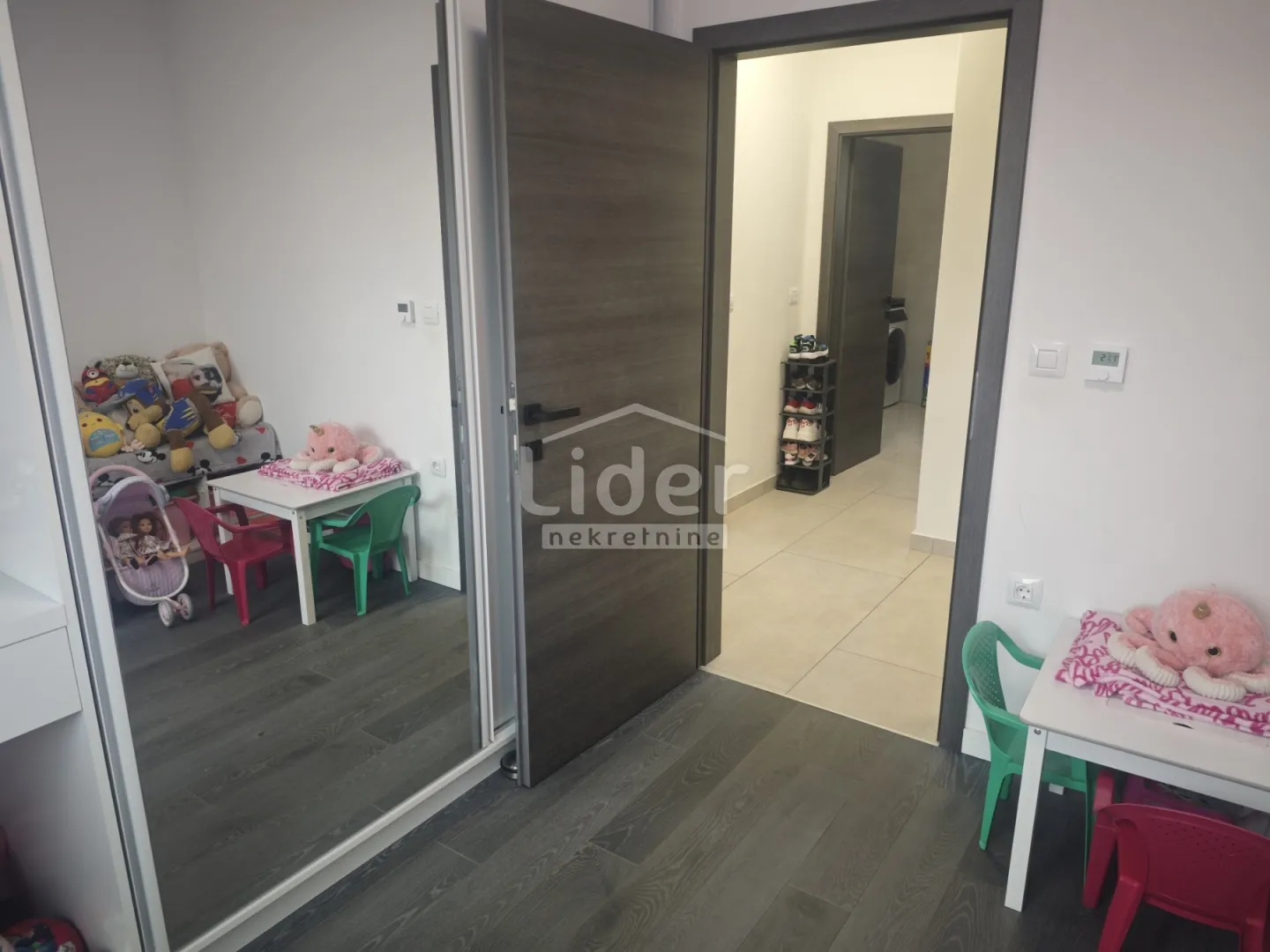 trosobni stan 97m2 s vrtom od 107m2 - slika 9
