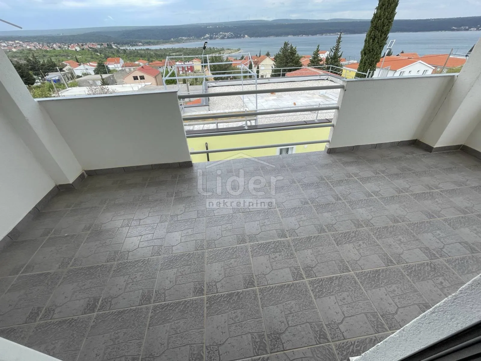 kuća sa 6 apartmana i pogledom na more - slika 23