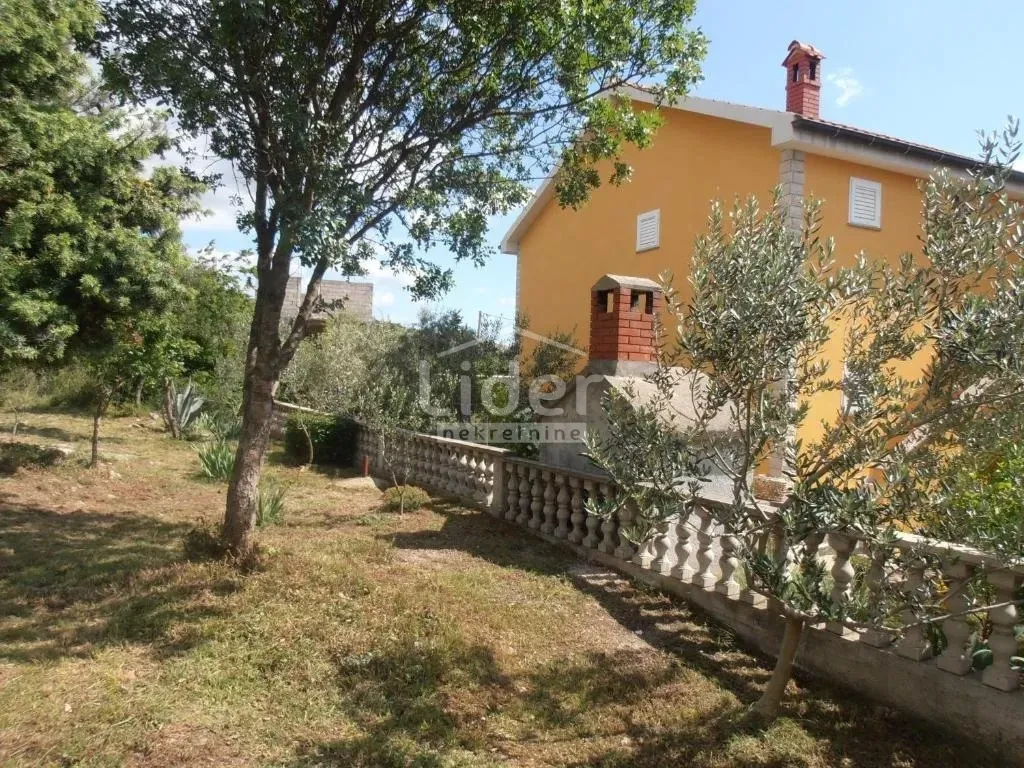 kuća sa 2 stana na samo 250m od mora - slika 4