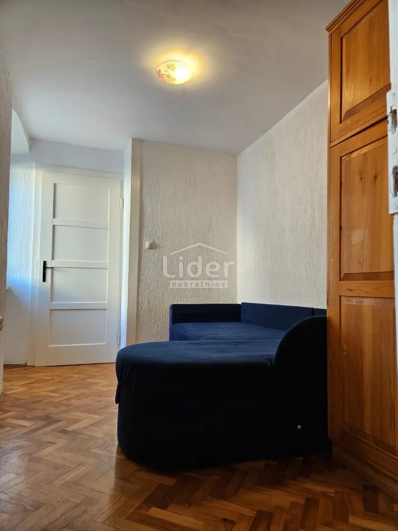 cres, centar, 15 m od mora! - slika 5