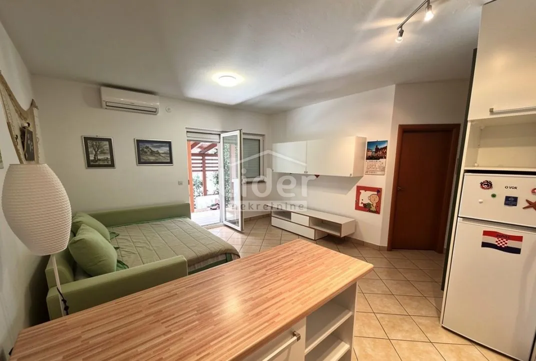Novalja – Jedinstven Apartman U Prizemlju S Privatnim Vrtom, Natkrivenom Terasom I Vanjskim Tušem