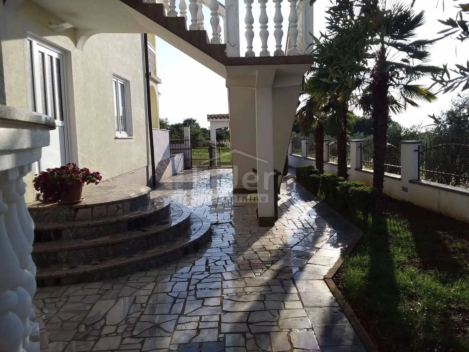 apartmanska kuća na traženoj lokaciji - slika 8