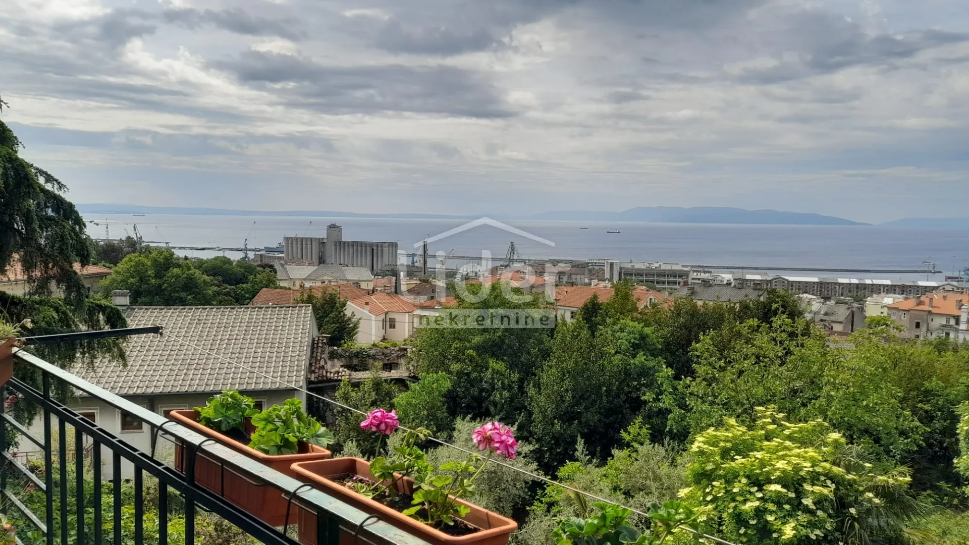 rijeka,centar-gospodski stan s vrtom,parkingom i pogledom na more - slika 2
