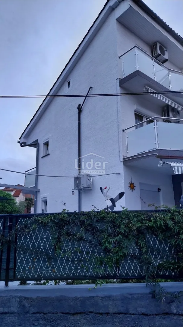 malinska odlična kuća s 5 apartmana - slika 11