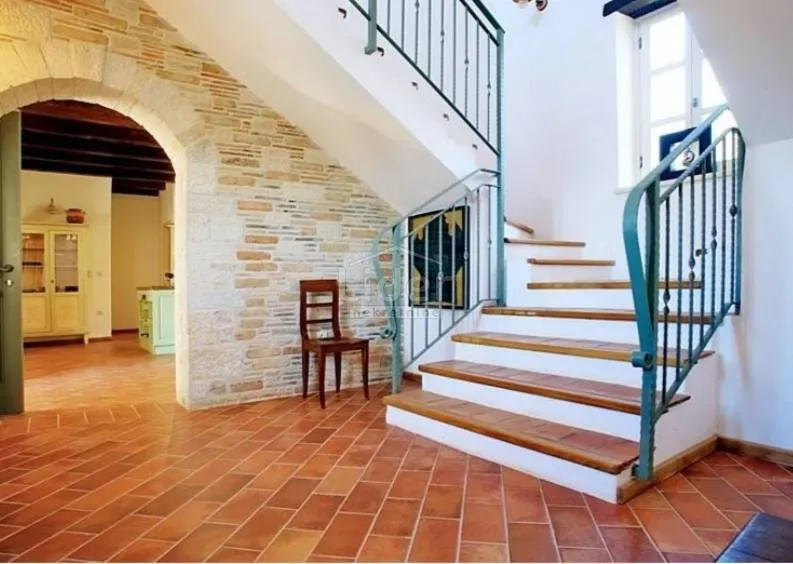 vila sa bazenom - slika 10