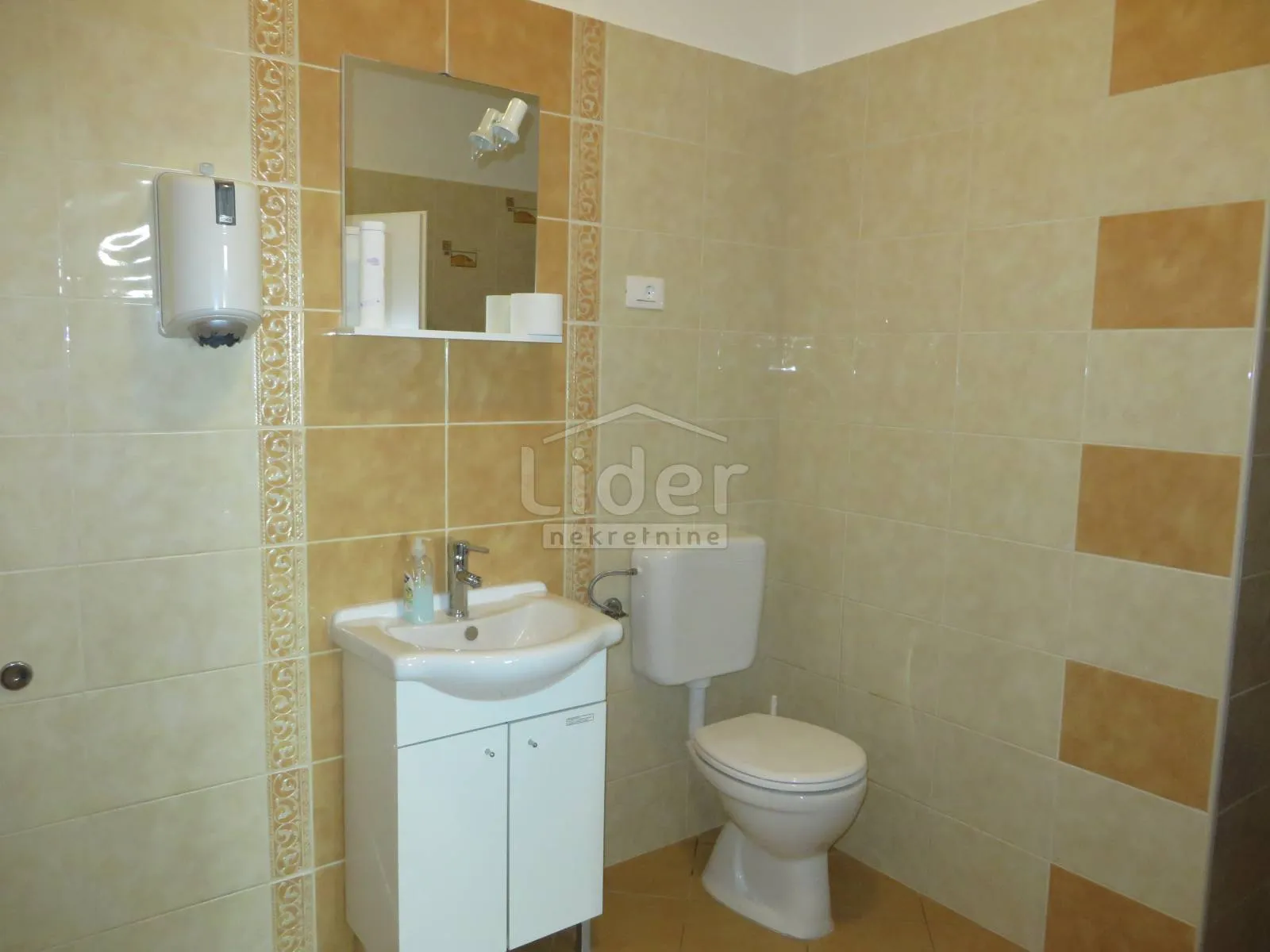 uredski prostor, 120 m2, sa parkingom - slika 7
