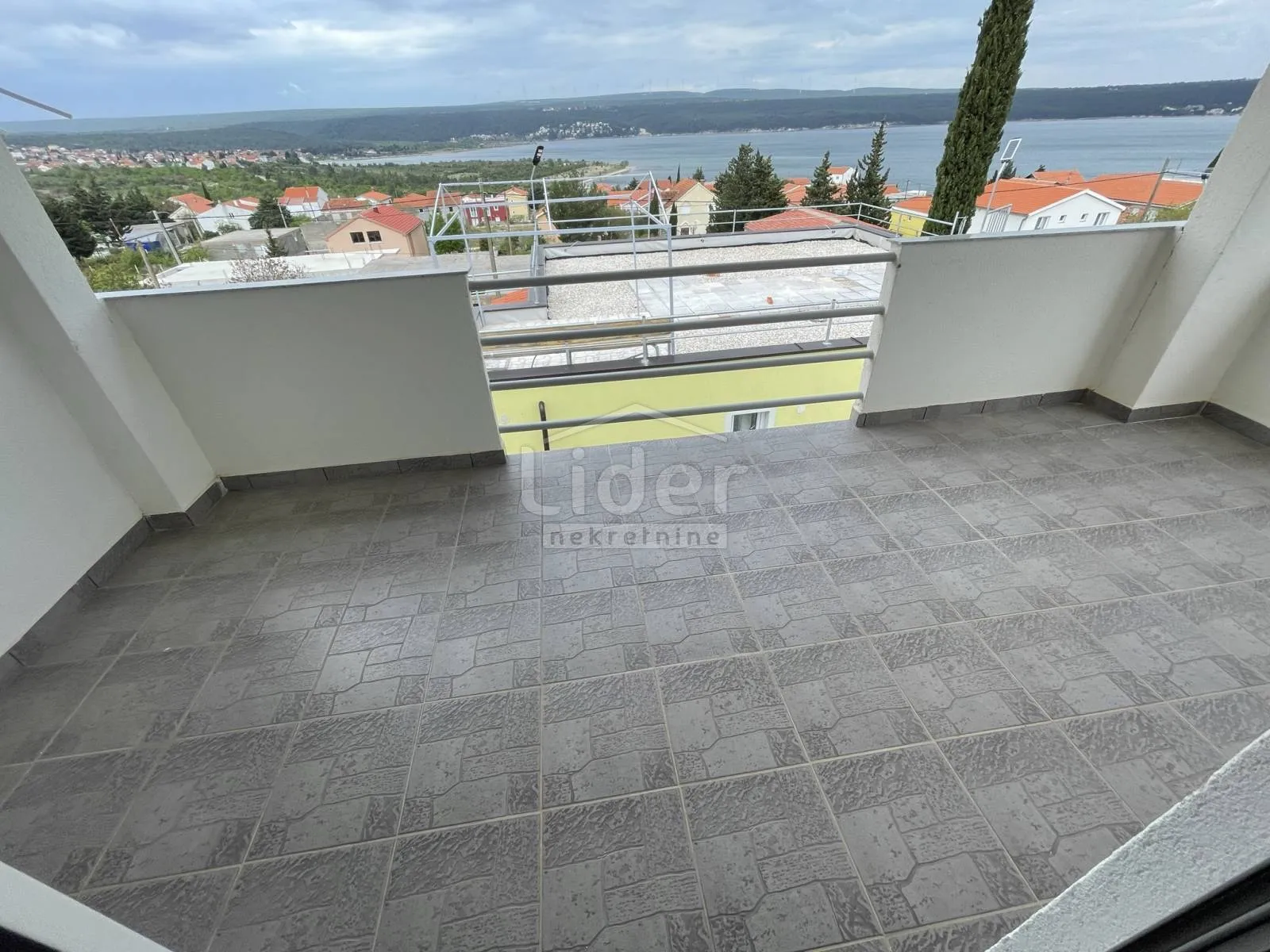kuća sa 6 apartmana i pogledom na more - slika 24