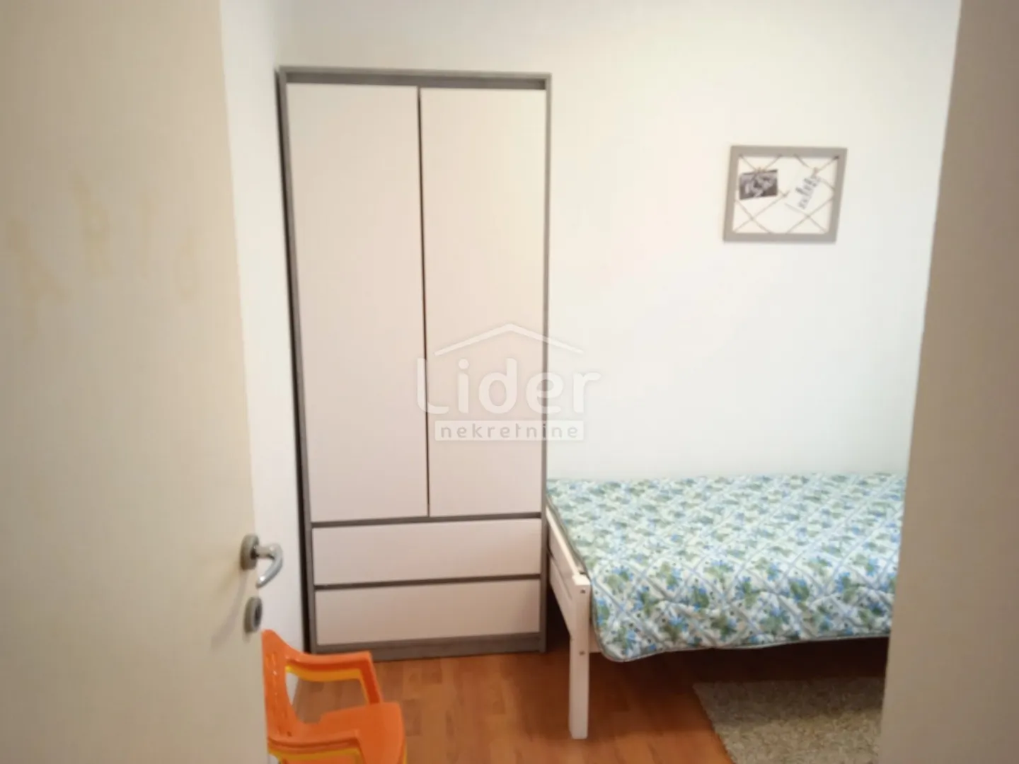 dvosoban stan s dnevnim boravkom,garaža - slika 8