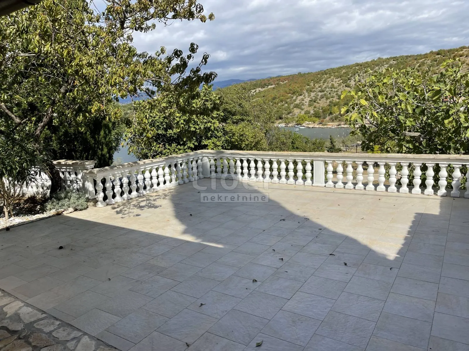 kuća 100m2, bazen, velika garaža, prvi red do mora i plaže - slika 9