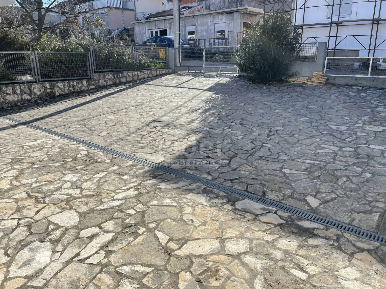 gornji karin samostojeća kuća sa 3 stana - slika 9