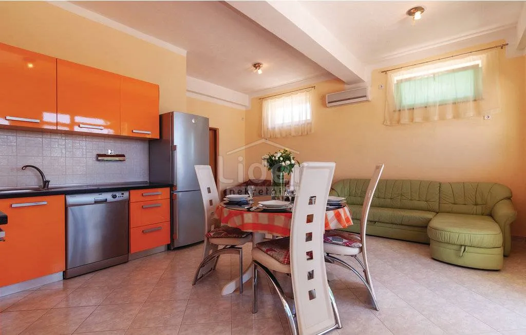 kuća sa 6 apartmana prvi red do mora - slika 9