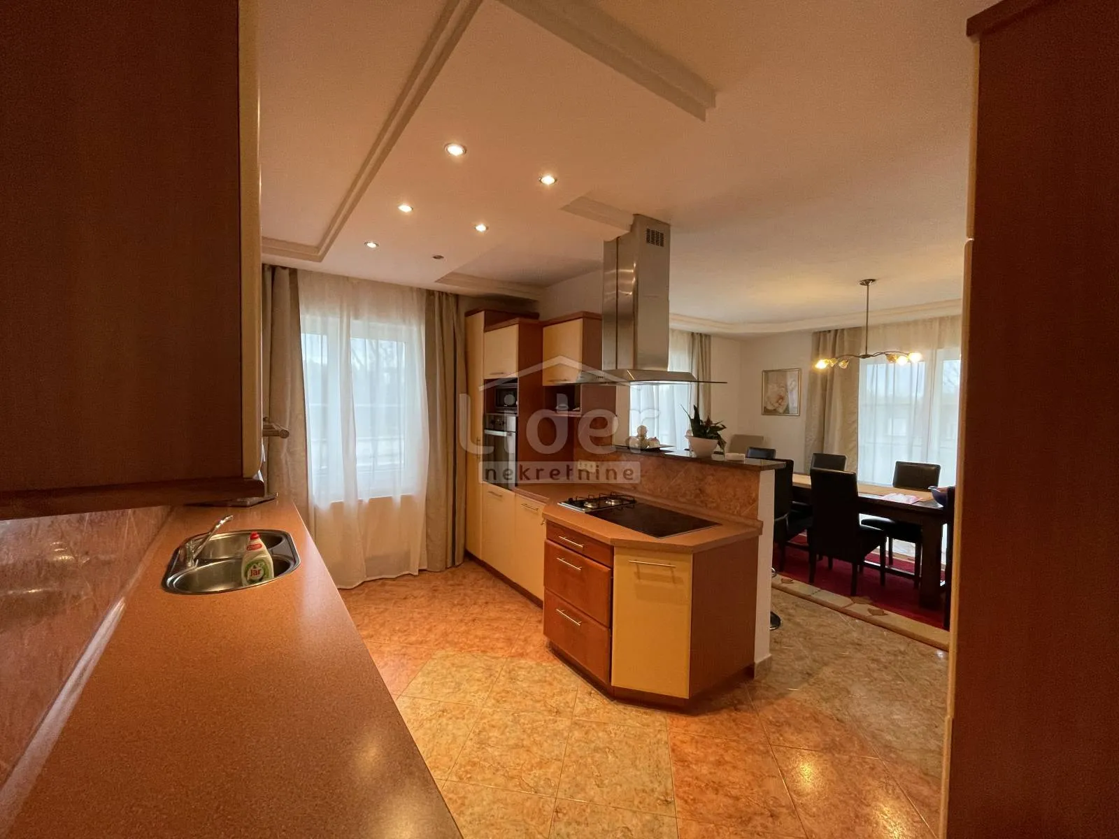 apartmanska kuća na traženoj lokaciji - slika 12