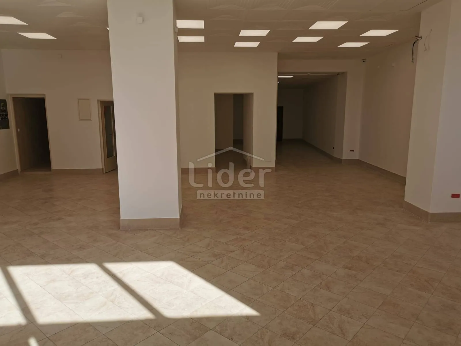 sušak, ulični lokal 321m2- 379.000 € - slika 3