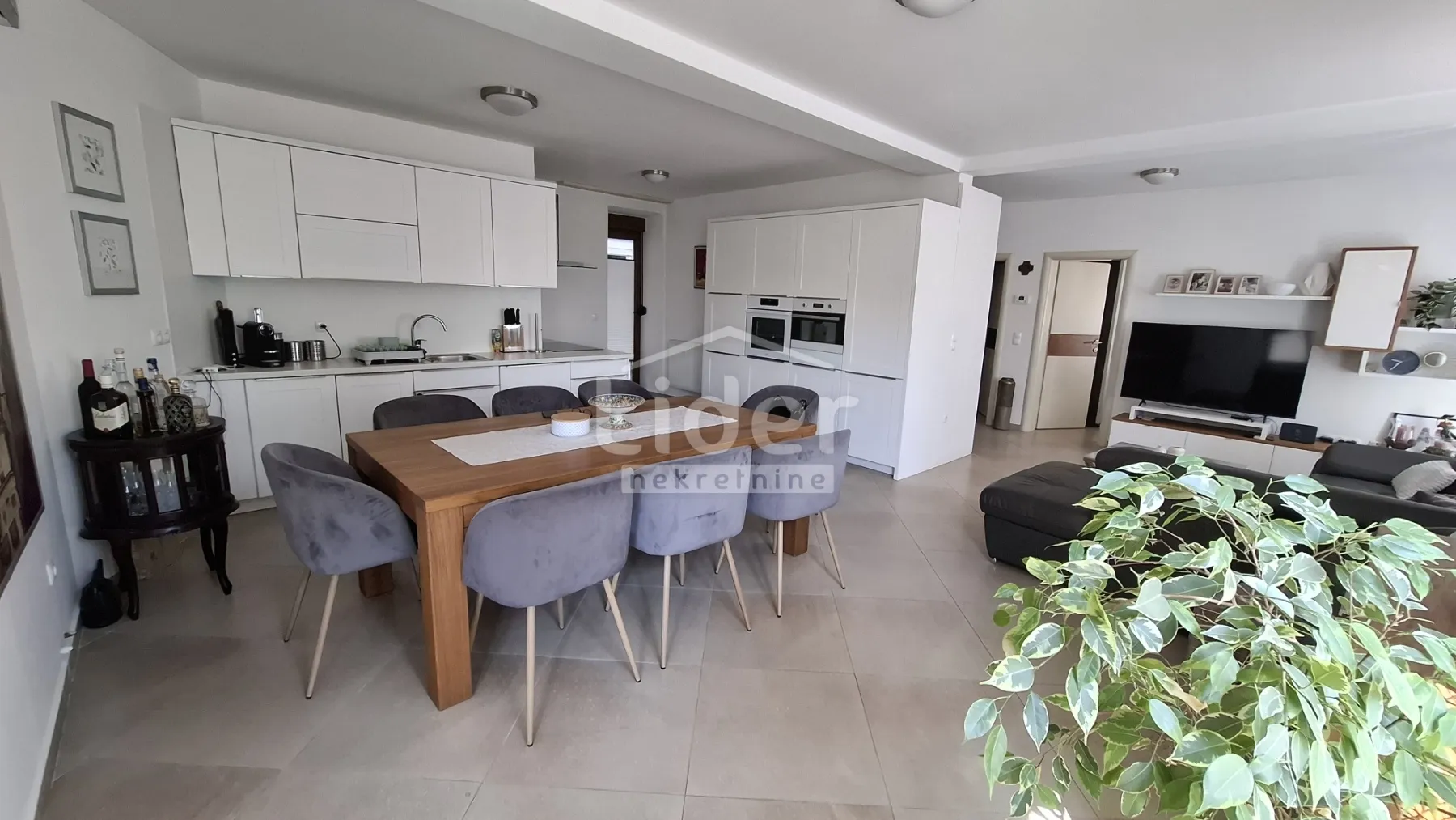crikvenica-prostran stan s dodatnim apartmanom - slika 12