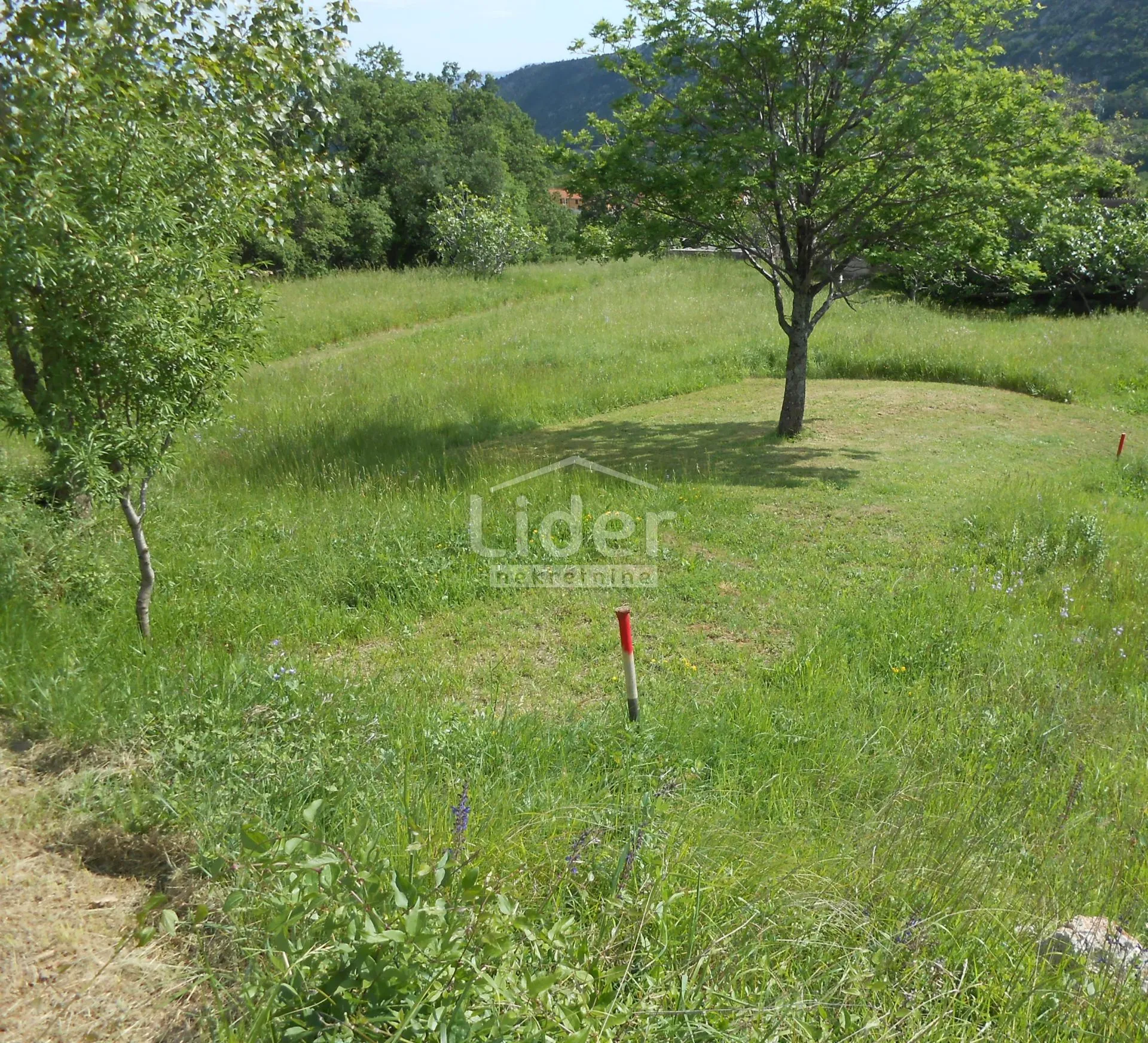 bribir građevinsko zemljište od 701 m2 - slika 2