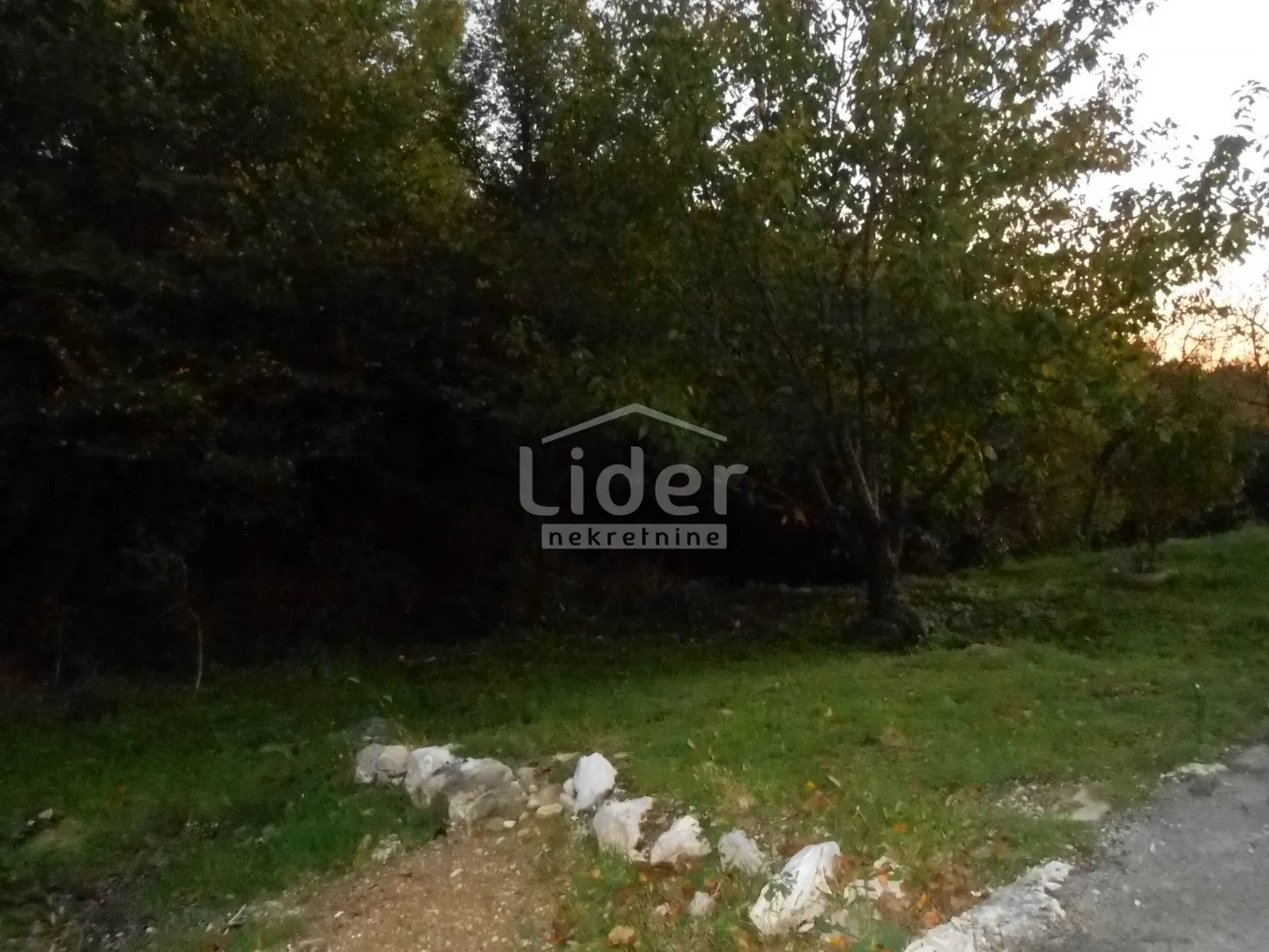 grižane dvije kamene kuće i kućica u mirnom okruženju - slika 37