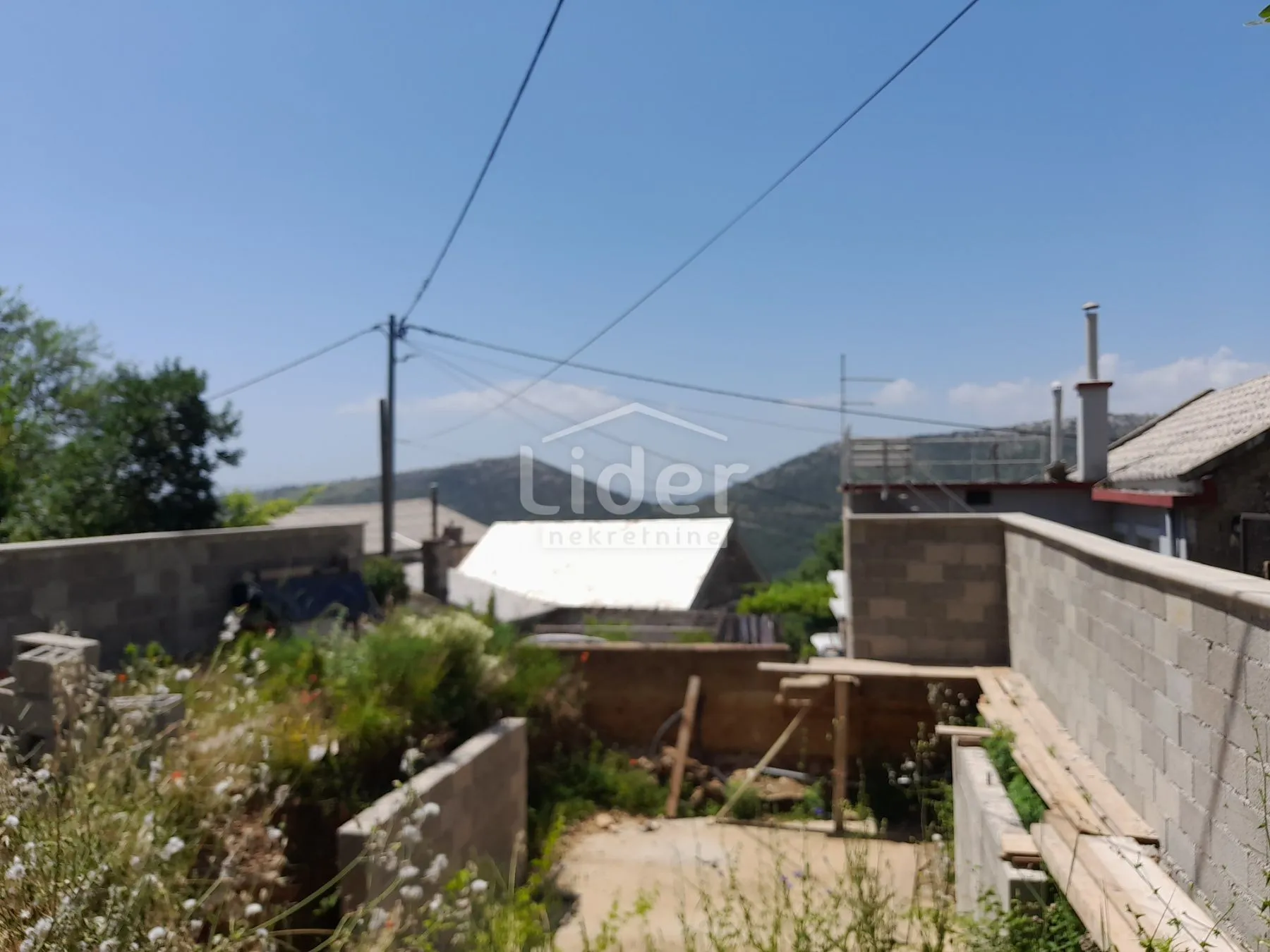 adaptirana kuća sa dva stana - slika 20