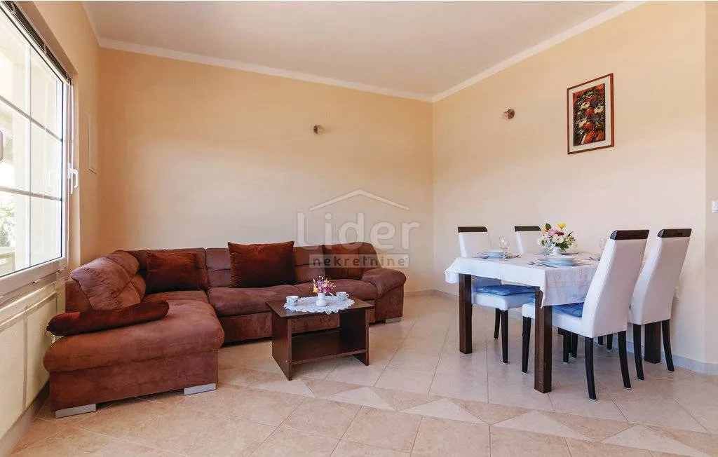 kuća sa 6 apartmana prvi red do mora - slika 15