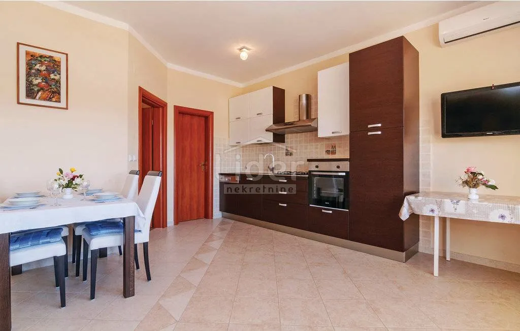 kuća sa 6 apartmana prvi red do mora - slika 14