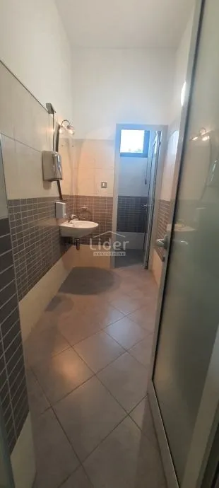 prekrasan poslovni prostor za najam - slika 11