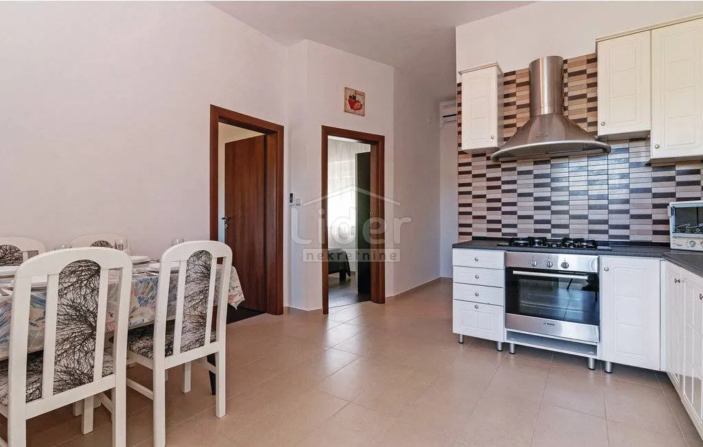 kuća sa 6 apartmana prvi red do mora - slika 20