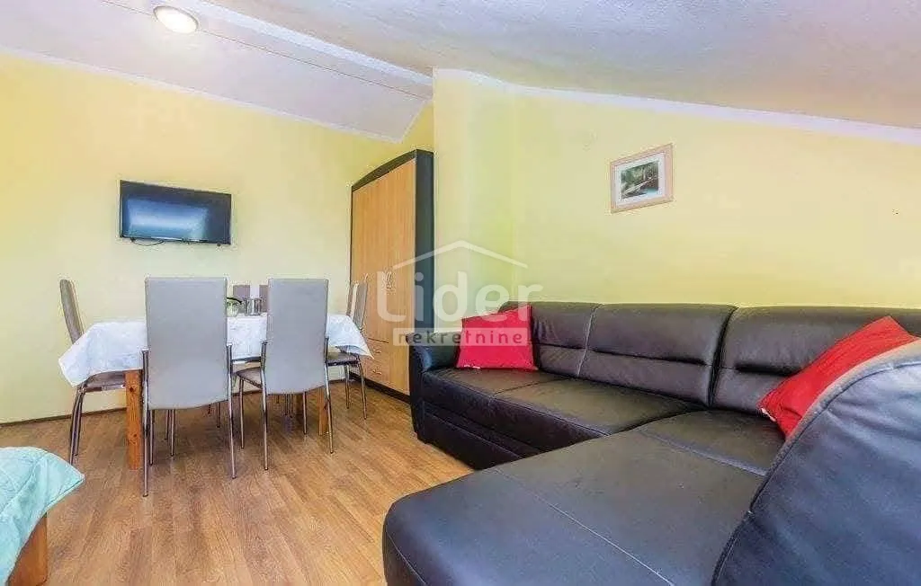 malinska odlična kuća s 5 apartmana - slika 6