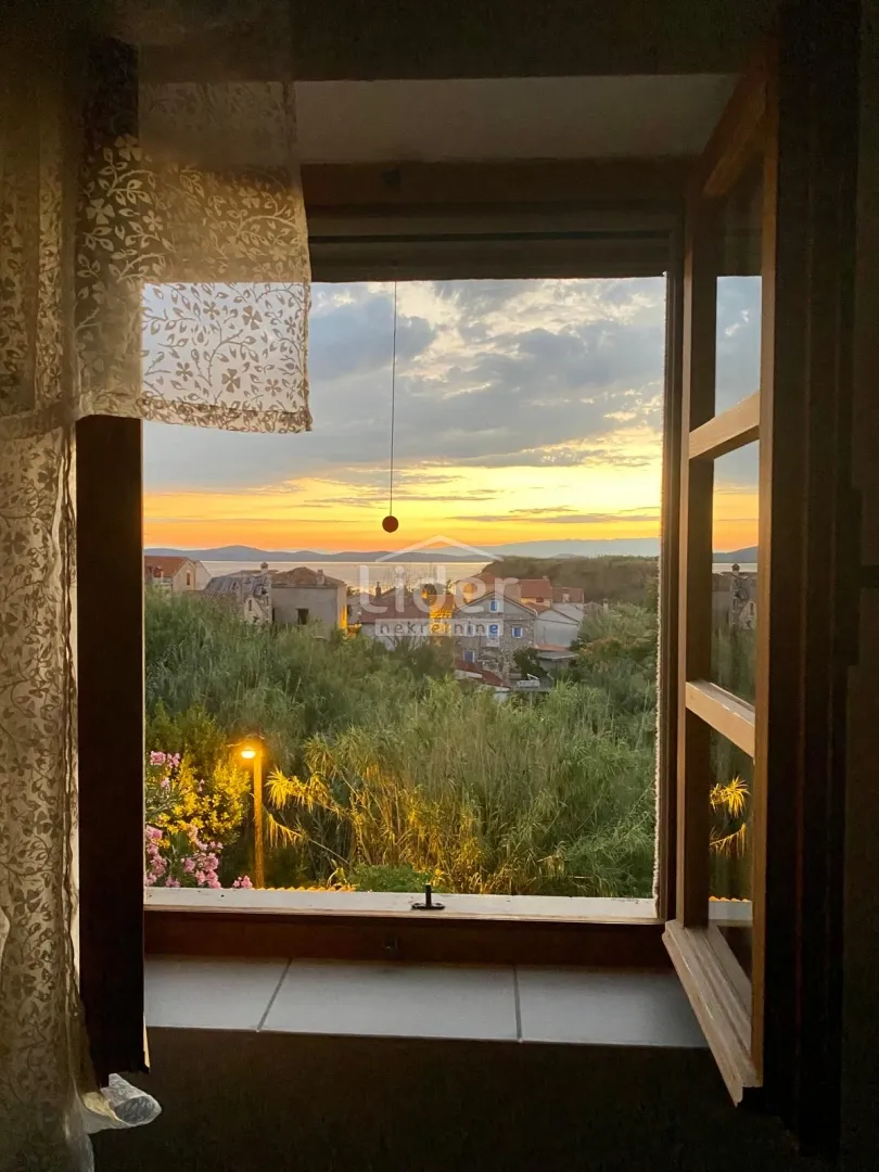 prekrasna kamena kuća s pogledom na more - slika 1