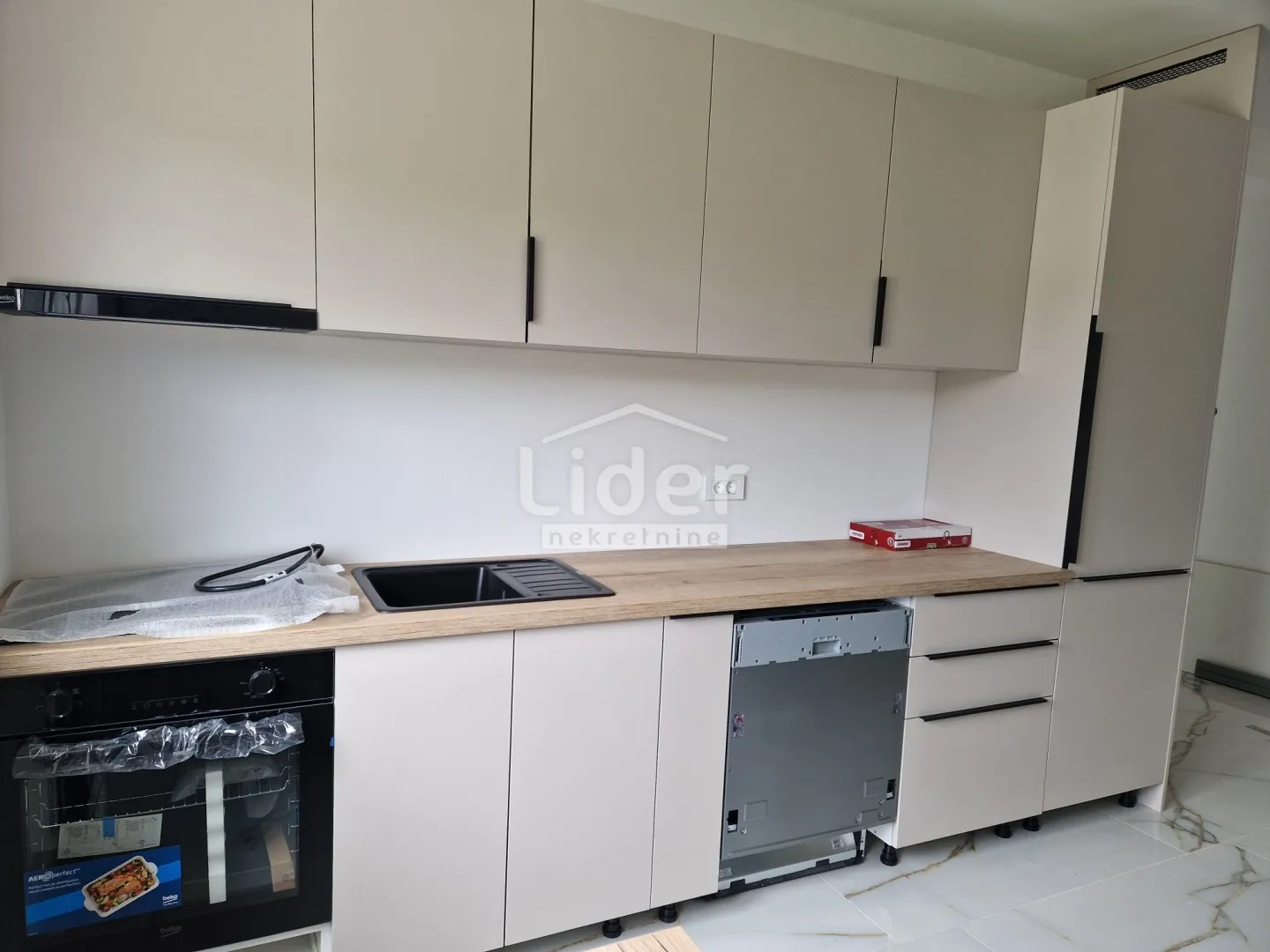 apartman u palitu sa velikom krovnom terasom - slika 7