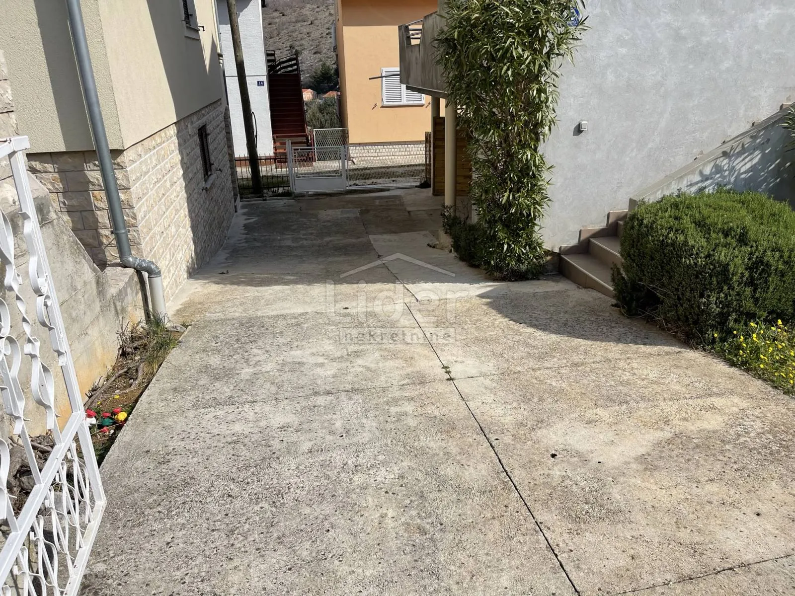 kuća sa 3 stana na samo 150m od mora - slika 6