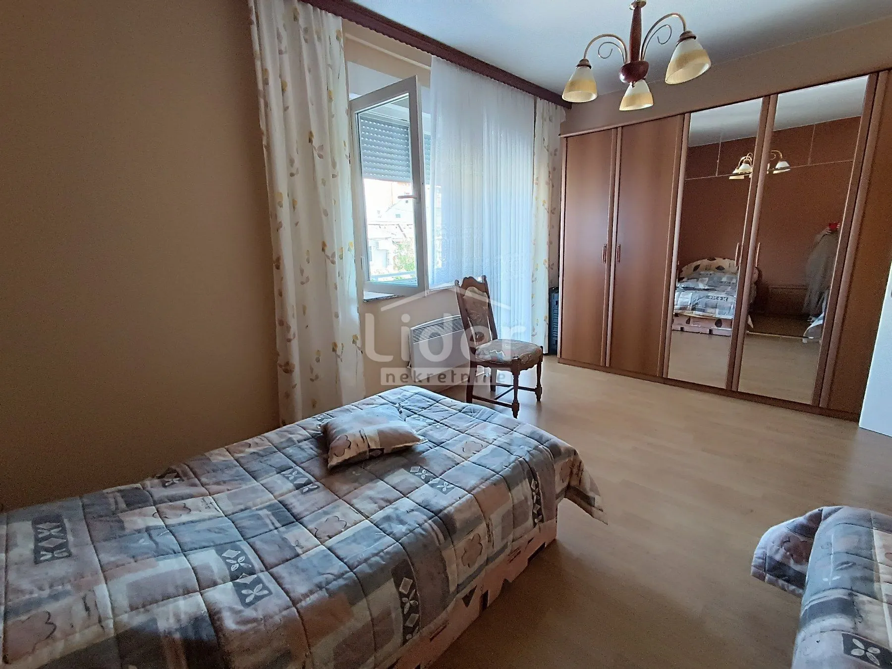 zamet kuća sa 4 stana, 1 zona, 385.000 € - slika 14