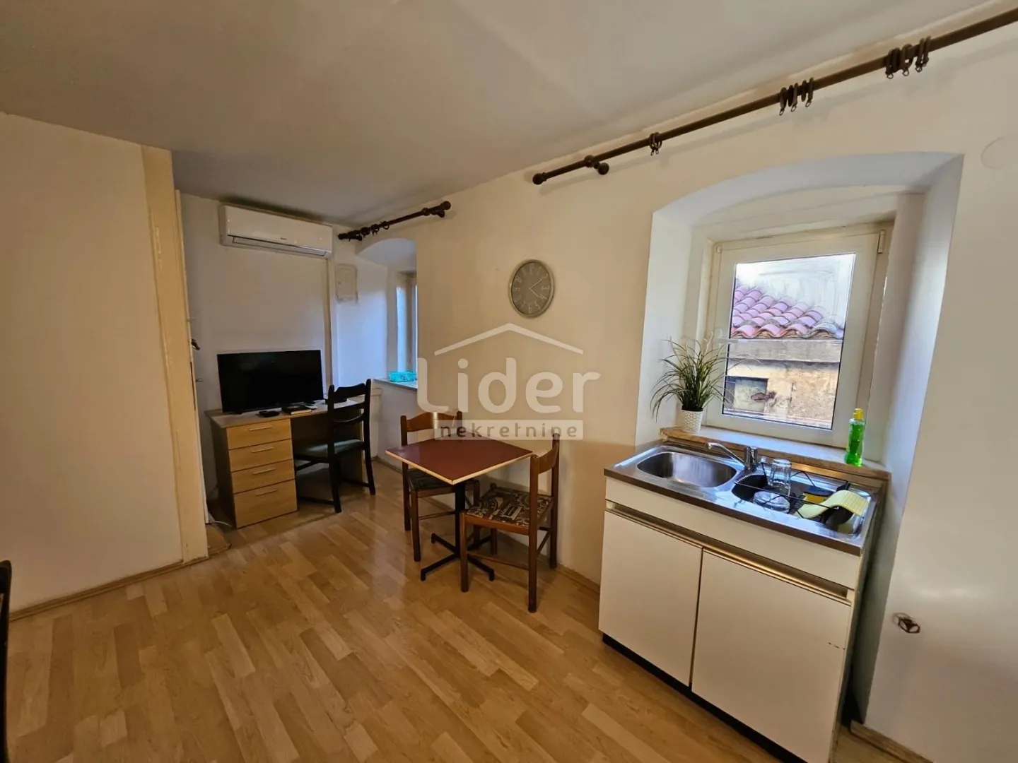 cres, centar, 15 m od mora! - slika 4