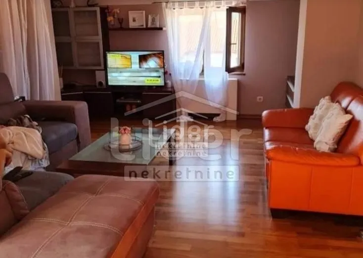 CRES, Melin, 5 apartmana, 650m2 blizu mora!