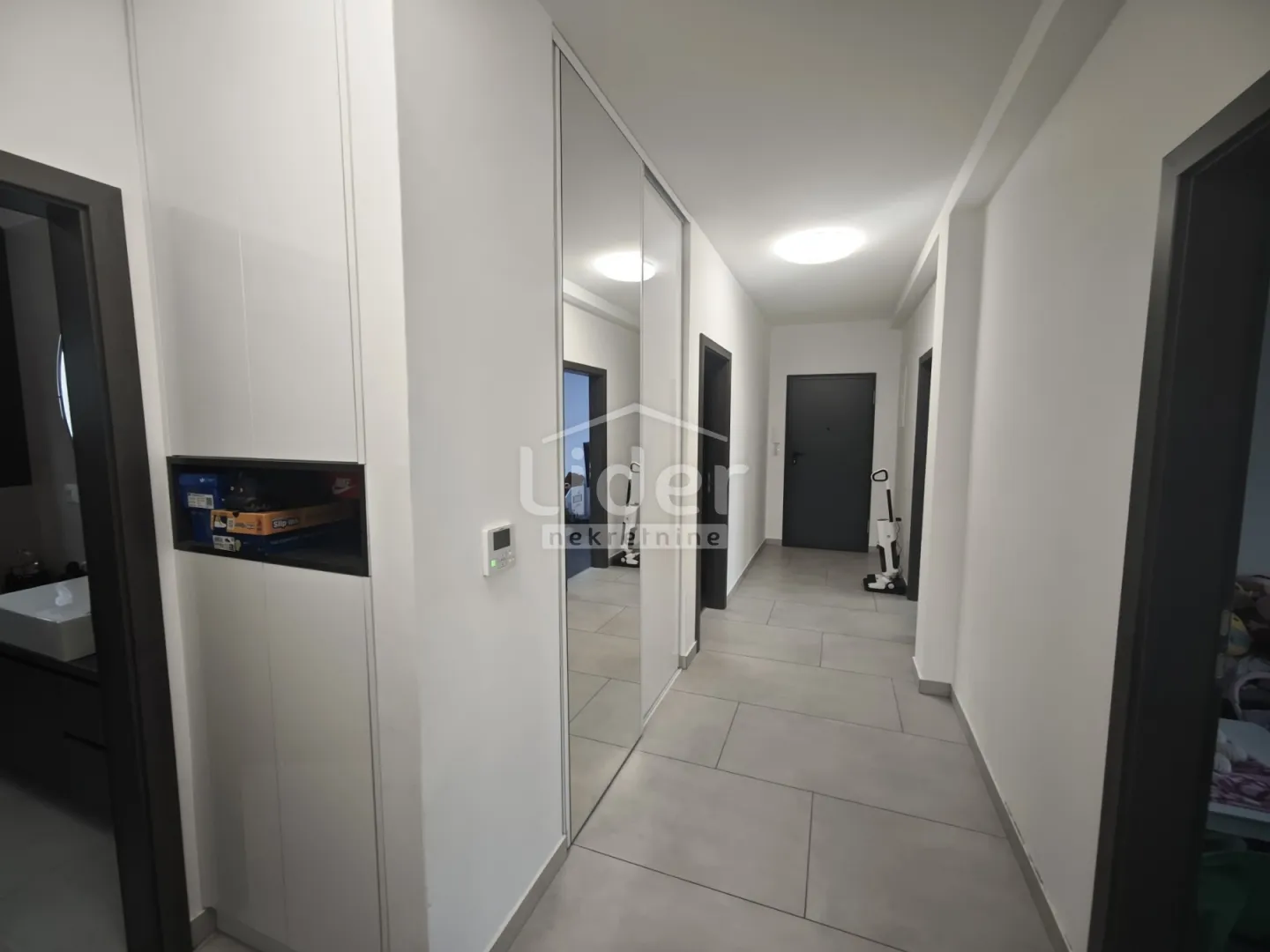 trosobni stan 97m2 s vrtom od 107m2 - slika 7
