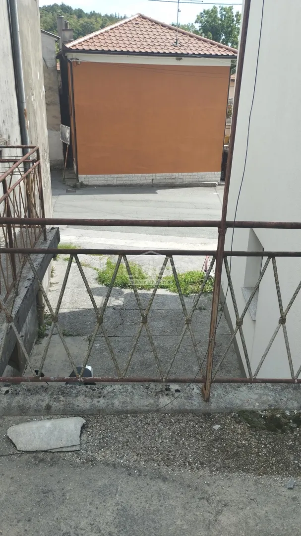 klana kuća u nizu s garažom i pomoćnom zgradom - slika 11
