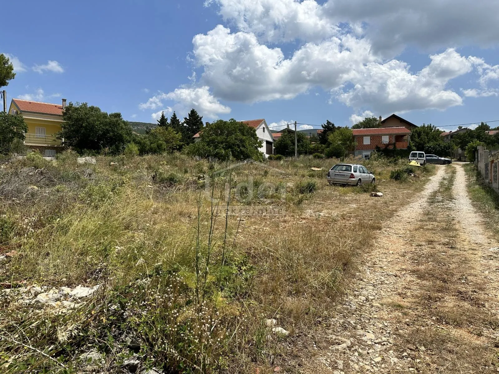 gornji karin građevinsko zemljište 565m2 - slika 3