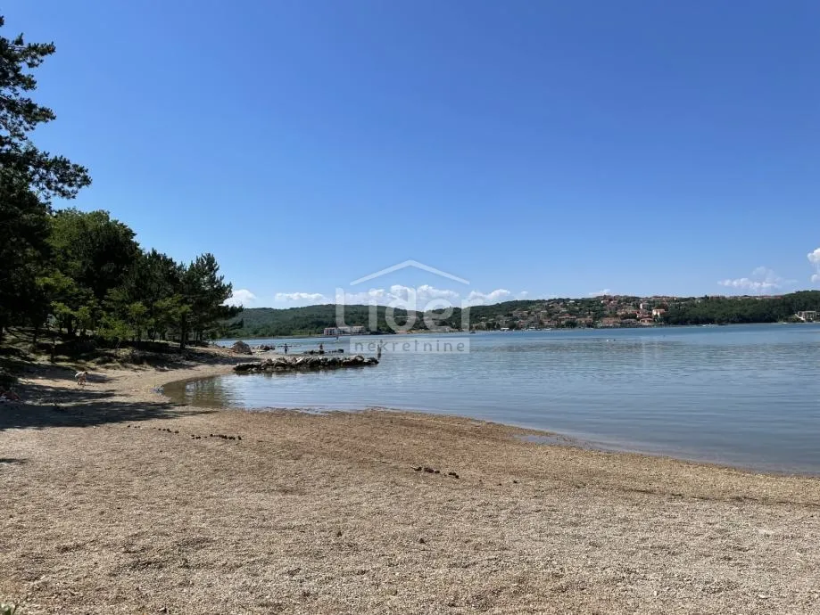 otok krk ,soline-apartman drugi red od mora 1sb+db - slika 9