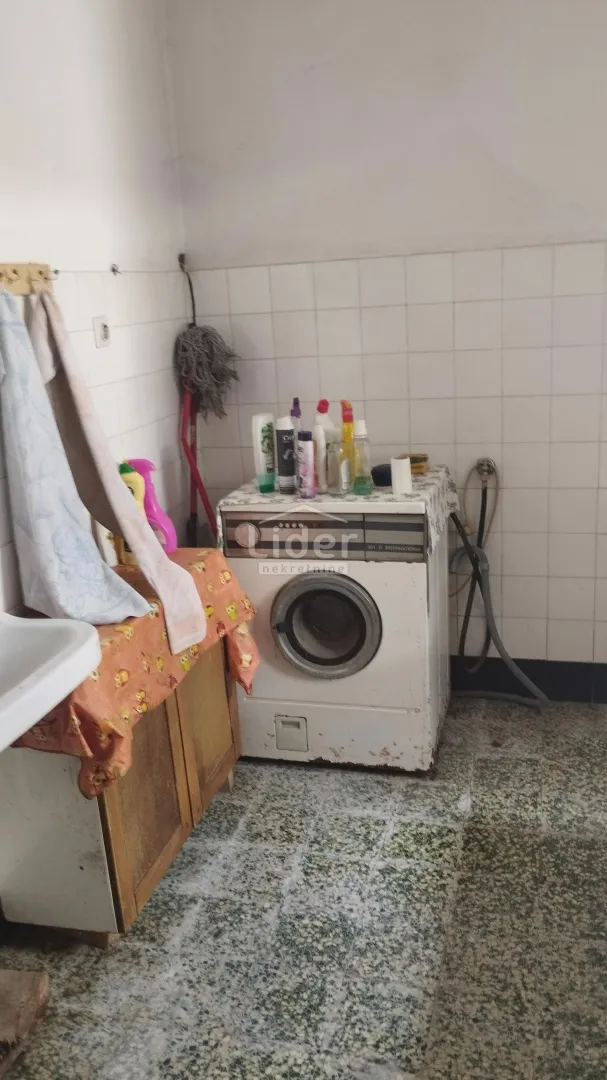 klana kuća u nizu s garažom i pomoćnom zgradom - slika 10