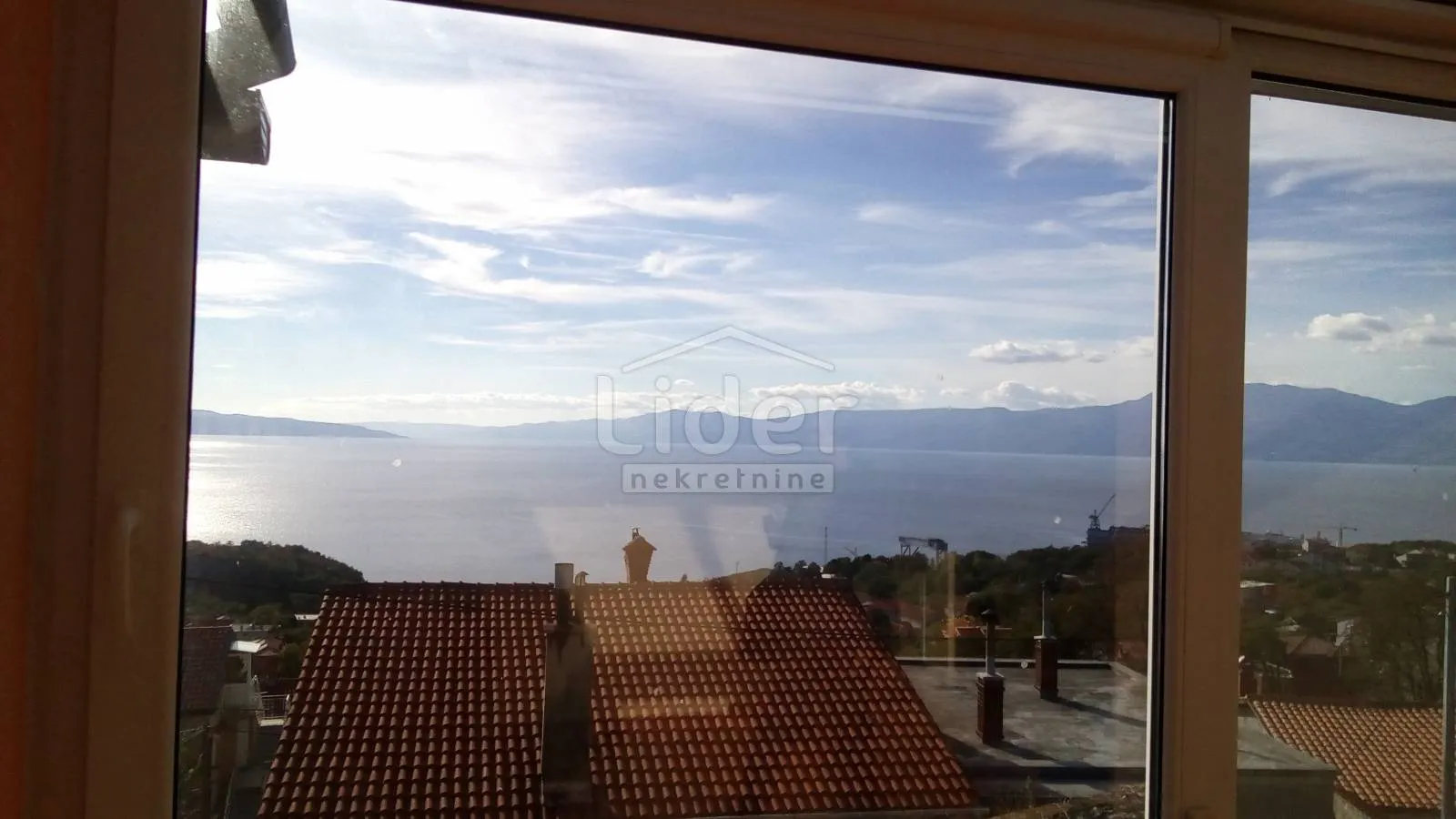 dvoetažni stan sa pogledom na more - slika 2