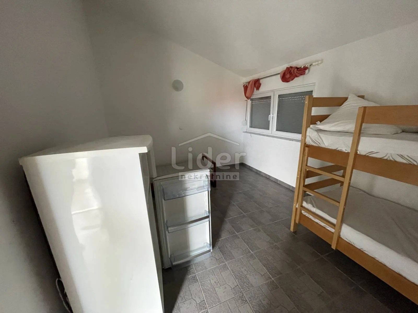 kuća sa 6 apartmana i pogledom na more - slika 9
