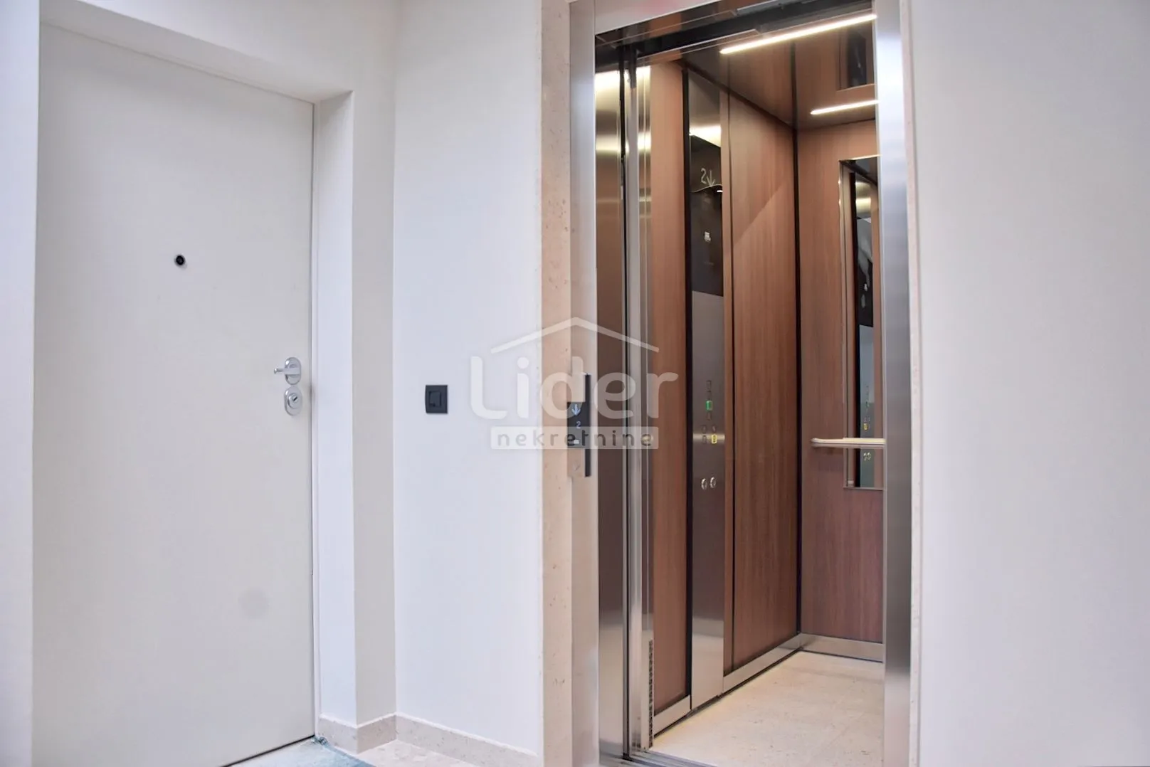 penthouse sa prekrasnim pogledom na top lokaciji! - slika 23