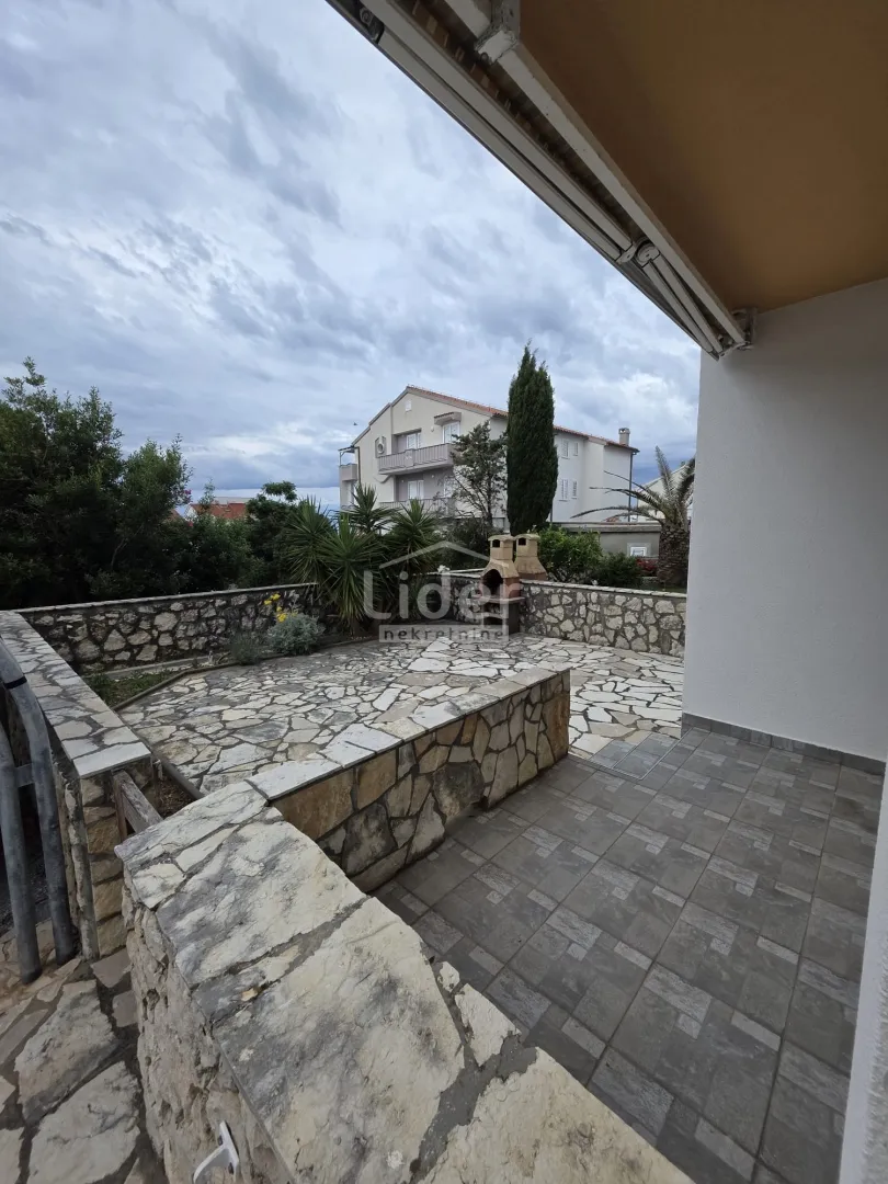 NOVALJA – GAJ | Apartman 2s+db s vrtom na izvrsnoj lokaciji, 250 m od mora